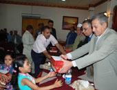 محافظ سوهاج يهنئ الأيتام ويصرف لهم "العيدية"