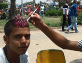 بالفيديو..«عرف الكتكوت الملون»..أغرب تسريحات الشعر فى عيد الفطر