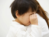 5 طرق لإقناع طفلك بخروجك بدونه من غير معركة وصراخ