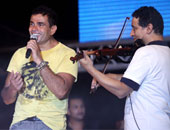 عمرو دياب فى برنامج جديد عن حياته.. يلعب كرة القدم فى أستراليا ويجلس مع أبنائه ويُجرى عملية فى الغدة اللعابية