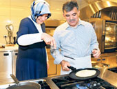 بالصور.. الرئيس التركى يساعد زوجته فى المطبخ