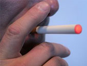 دراسة: تدخين الشباب للسجائر الإلكترونية يعرضهم لإدمان الخمور والمخدرات
