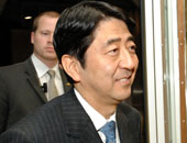 رئيس وزراء اليابان يشيد بمكاسب صالات القمار