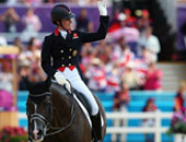 البريطانية "تشارلوت" تتوج بذهبية القفز الفردى لفروسية بالأوليمبياد