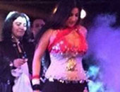 صافيناز تعتذر عن ارتدائها بدلة رقص بعلم مصر