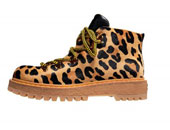 أحذية الرجال.. موضة النساء فى فرنسا هذا العام