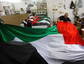 رفع أطول علم فلسطينى أمام بوابة برلين