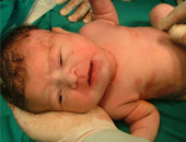 عامل يعثر على رضيعة داخل صندوق قمامة فى شبراخيت بالبحيرة