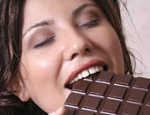 دراسة إيطالية: تناول قليل من الشيكولاتة يقى من الشيخوخة