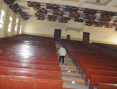 شباب يروون قصص الحب داخل المدرج.. لعب وجد وحب 