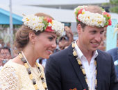 الآلاف من سكان نيوزيلندا يقدمون الهدايا للأمير ويليام وقرينته