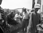 عمال الترحيلة على الرصيف فى انتظار لقمة العيش.. و يطالبون الرئيس بتوفير وظائف لأبنائهم.. أحد العمال لـ"مرسى" اتقى ربنا فى الشعب و بص للناس الغلابة.. عاملة: أصبر على التحرشات من أجل مساعدة والدى 