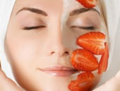 خبيرة تجميل تنصح بالفراولة للعناية بالبشرة وتبييض الأسنان