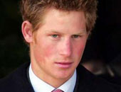 صور للأمير هارى يداعب فتاة عارية تسبب حرجا للأسرة المالكة ببريطانيا