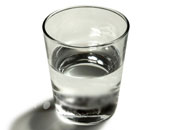 دراسة طبية: شرب الماء يقلل السكر والدهون بالجسم ويقاوم ارتفاع درجة الحرارة 