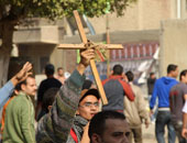 هل نحن شعب طائفى؟.. طوابير"هجرة الأقباط" أمام السفارات الأجنبية فى القاهرة.. تفاصيل الحرب السرية بين القساوسة وأمن الدولة