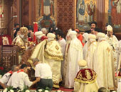 بالصور.. البابا تواضروس يعتلى كرسى مارمرقص ويرتدى التاج الذهبى.. دموع البابا تخطف الأنظار.. "قنديل" و"البرادعى" و"صباحى" و"موسى" فى مقدمة الحضور.. ومرسى وشيخ الأزهر أبرز الغائبين