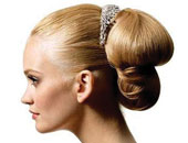 طرق العناية بالشعر.. فرشاة خشبية ومياه دافئة