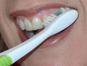 عدم تنظيف أسنانك يزيد فرص إصابتك بأنواع معينة من السرطان