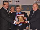درع نقابة الصحفيين لعمرو الليثى بمناسبة فوزه بجائزة اليونسكو