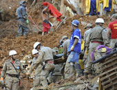 عمال الإغاثة يواصلون محاولة إنقاذ طفلة سقطت فى حفرة بجنوب الهند