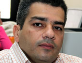 ما سبب تقوس العمود الفقرى لدى المسنين؟