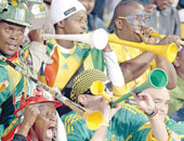 بالفيديو.. جماهير جنوب أفريقيا ترفض التخلى عن "فوفوزيلا"