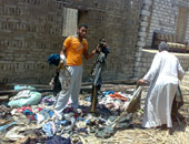 بالفيديو والصور.. حرائق مجهولة المصدر تندلع فى قرية "أبو شويق" بالفيوم.. والأهالى: استعنا بالشيوخ لأن النيران تخرج من باطن الأرض.. وسيارة الإطفاء تتعطل دون سبب 