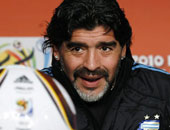 مارادونا يقترب من تدريب نابولى الإيطالى