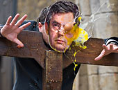 بالصور.. رشق جوردن براون بالبيض والخضار