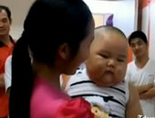 بالفيديو.. الصين تكشف عن أسمن طفل فى العالم