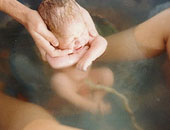 تقنية جديدة للولادة تحت الماء للمرة الأولى بالإمارات