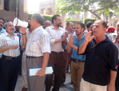 المعلمون المتظاهرون داخل وزارة التعليم يهتفون: "عايزين نقابل الوزير"