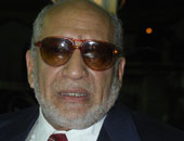 وصول محمود الخضيرى لحضور محاكمته و"مرسى" و23 آخرين بقضية "إهانة القضاء"