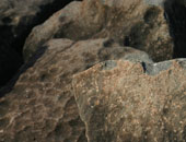 صخرة تنهى حياة عامل فى منطقة جبلية شرق إدفو