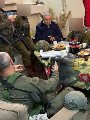 نتنياهو مع قوات للاحتلال نتنياهو مع قوات للاحتلال