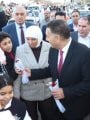 محافظ القليوبية يوزع الورود والهدايا على المواطنين بكورنيش بنها