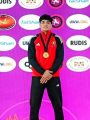 اللاعب إبراهيم محمد أثناء استلام الميدالية الذهبية 