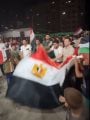 فلسطينيون يحملون الأعلام المصرية 