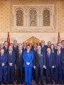 الملك محمد السادس يتوسط أعضاء الحكومة المغربية الجديدة 