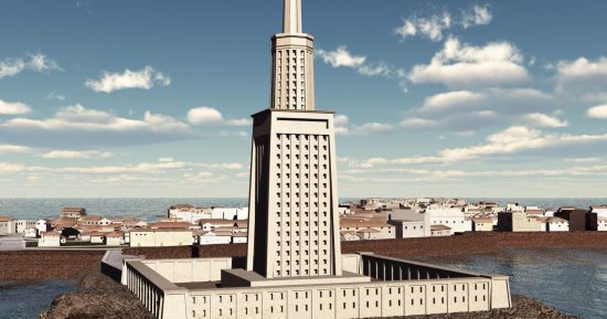 حكاية فنار الإسكندرية القديم أحد عجائب الدنيا السبع.. يرجع تاريخه إلى بطليموس الأول وأكمل ابنه البناء 280 ق.م.. أسسه المهندس الإغريقى سوستراتوس على 3 طبقات.. وإنهار بسبب الزلزال وبُنى مكانه قلعة قايتباى.. صور