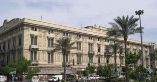 وكالة مونفيراتو.. تحفة إيطالية في قلب المنشية بالإسكندرية.. بنيت عام 1887 ومازالت تحتفظ برونقها.. وخبير أثرى: شُيّدت على هيئة كهف وكانت مركزًا لتجارة المدينة.. وتضم مقهى قديمًا تردد عليه كبار التجار.. صور