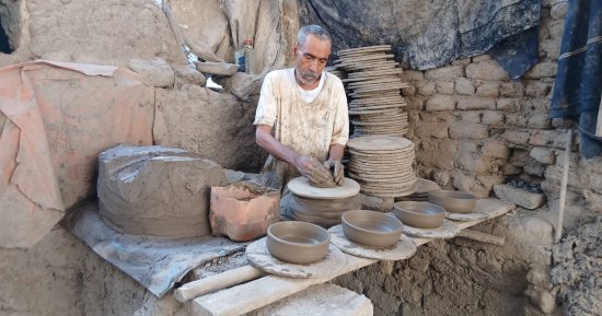 عم "محمد" نصف قرن على الدولاب الخشبي لتشكيل الأواني الفخارية بقنا.. فيديو