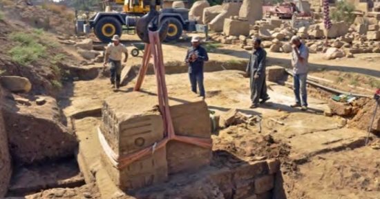 كشف أثرى بالكرنك.. لوحة جديدة للعصر اليونانى قرب بوابة الملك رمسيس "صور"