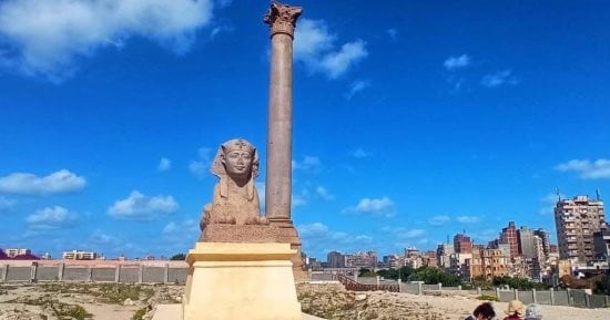 حكاية أشهر أثر رومانى بالإسكندرية.. عامود الصوارى شيده السكندريون تخليدا للإمبراطور دقلديانوس.. أعلى نصب تذكارى فى العالم منذ 27م.. أسماه العرب نسبة لصارى المراكب.. وخبير: مصنوع من الجرانيت الأغلى بالعالم.. صور