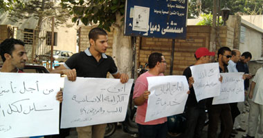 مشادات بين الأطباء والمرضى بـ"دمياط التخصصى" فى ثالث أيام الإضراب