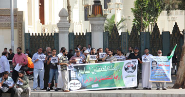 مظاهرة للمعتقلين السياسيين المفرج عنهم فى عهد مبارك أمام الاتحادية