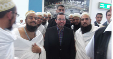 قنديل يفاجئ الحجاج بزيارتهم فى المطار