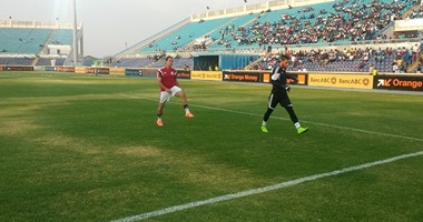 لاعبو المنتخب يبدأون تدريبات الإحماء قبل مباراة بتسوانا