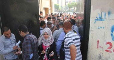 أمن جامعة عين شمس يمنع طالبا من دخول الحرم الجامعى لارتدائه "الشورت"